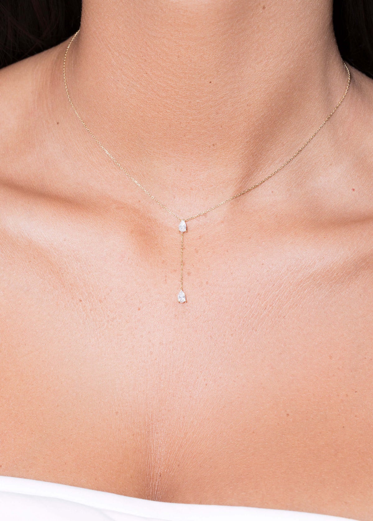 colar de 18k com dois diamantes ligados Colares