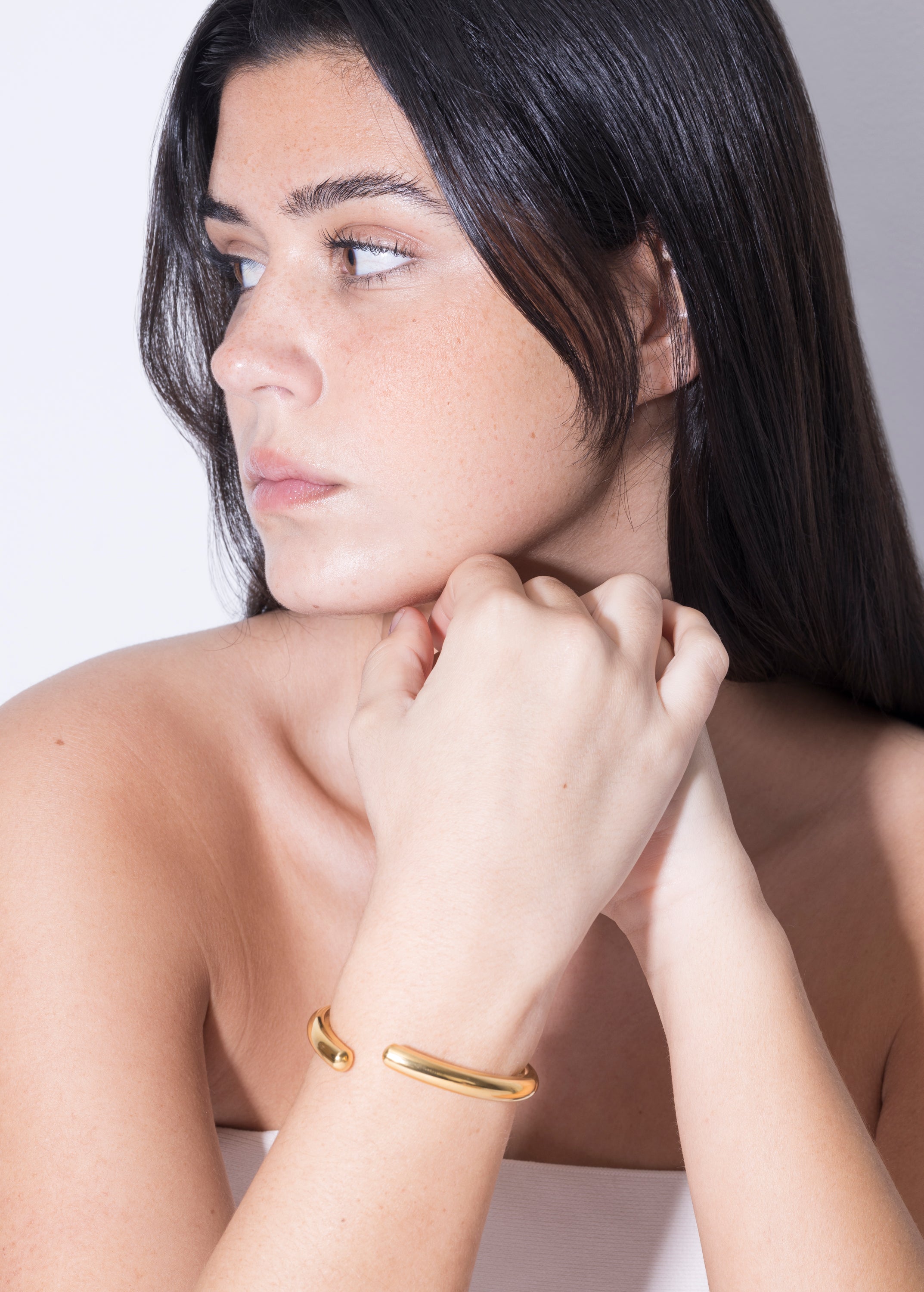 model wearing arlo bracelet in gold