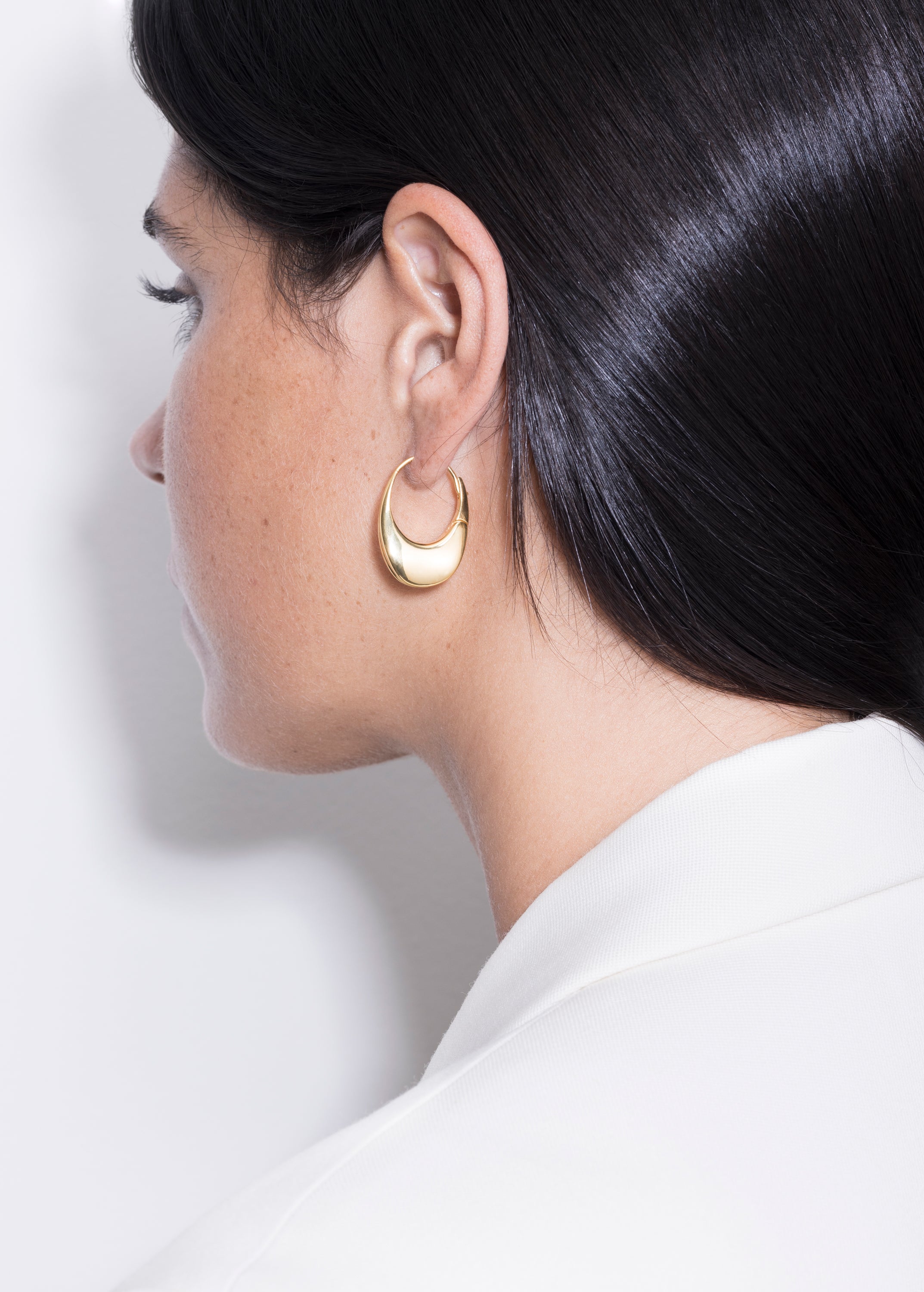 model wearing léa earrings in gold