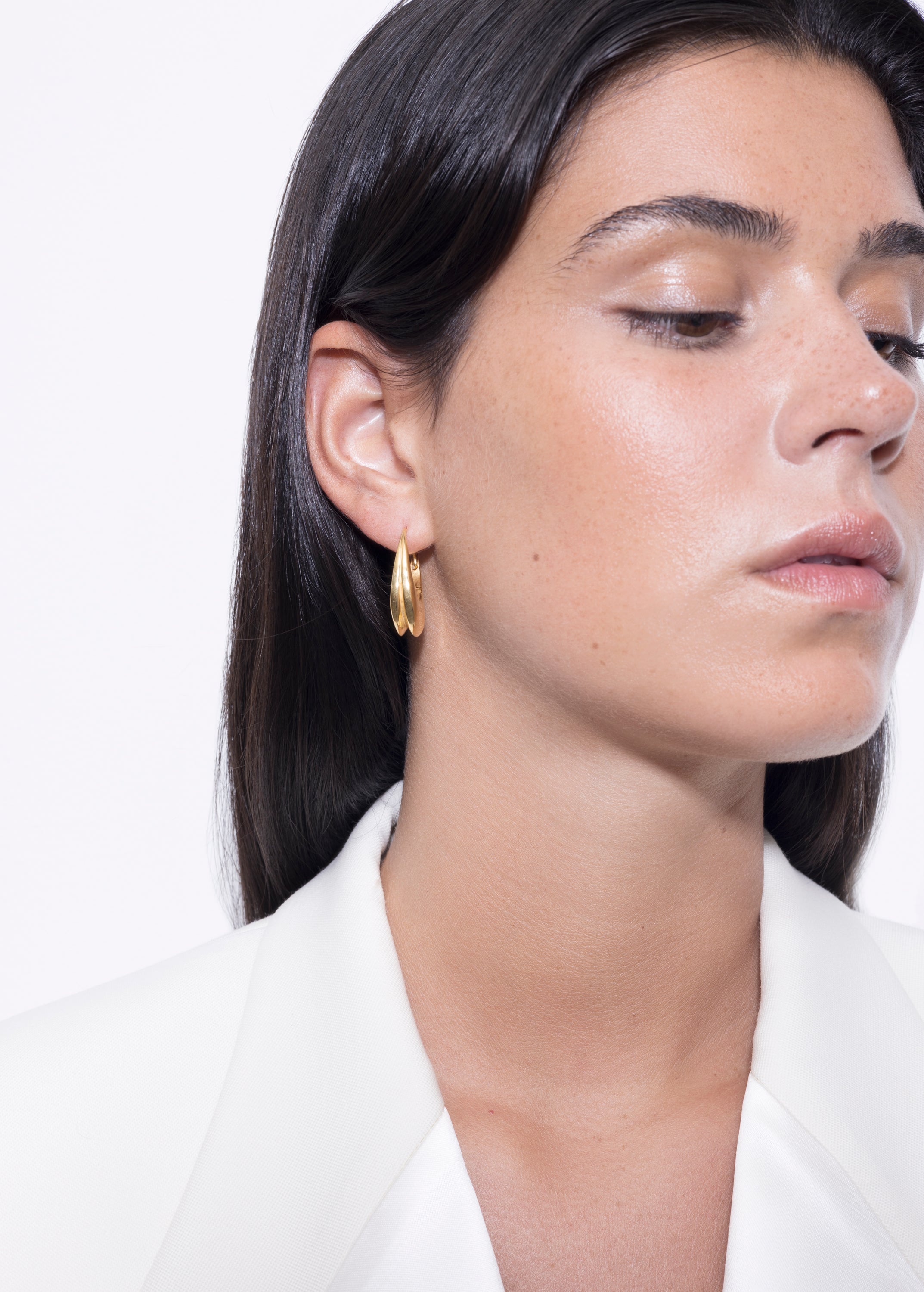 model wearing léa earrings in gold