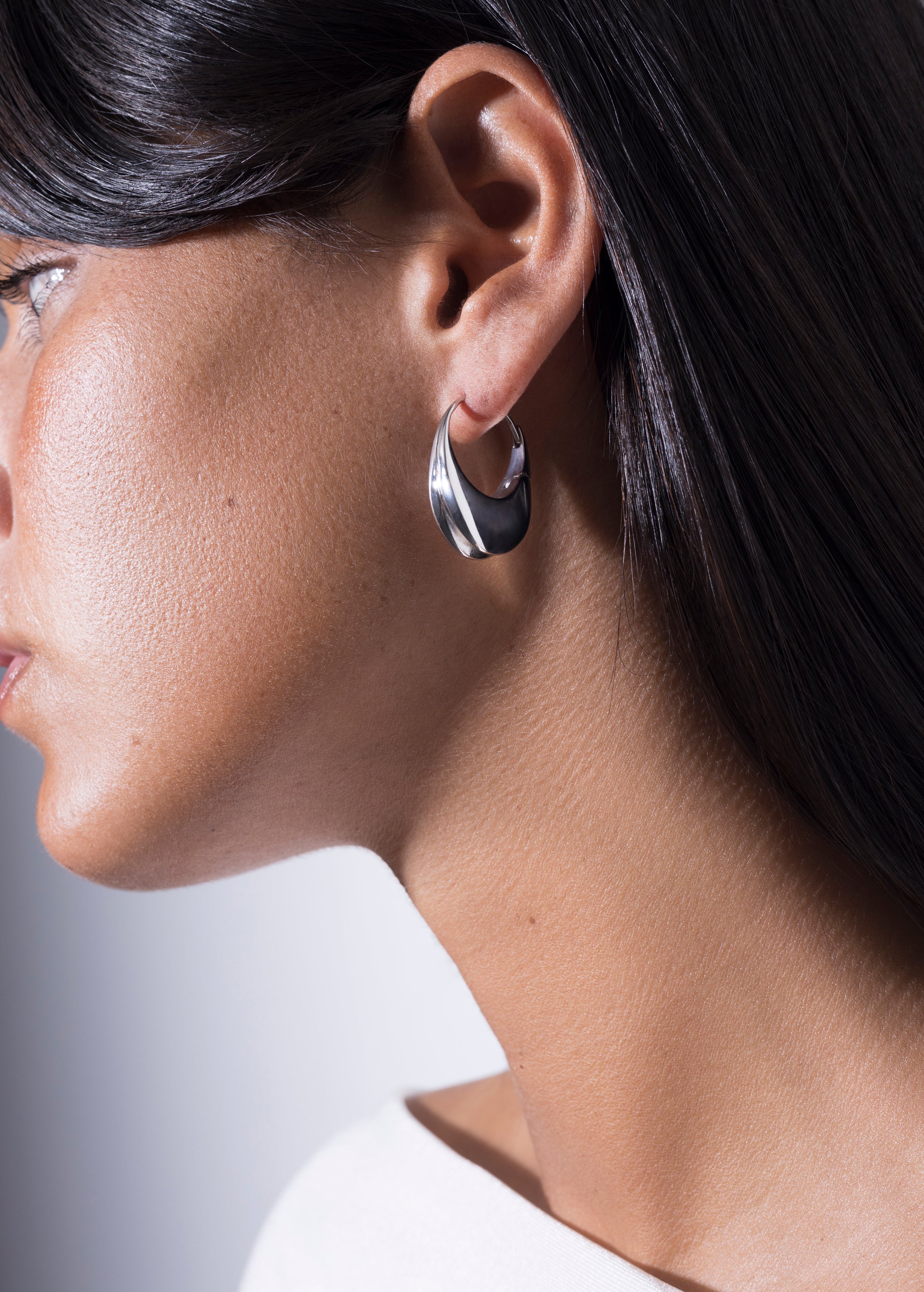 model wearing léa earrings in silver