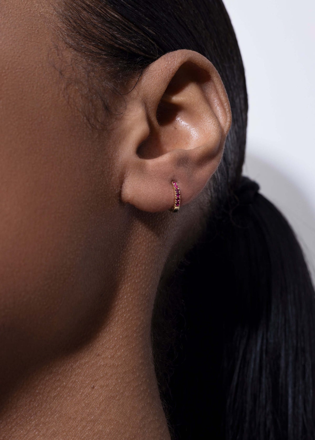 brincos de argola de 7 mm com rubi e ouro 18k lima