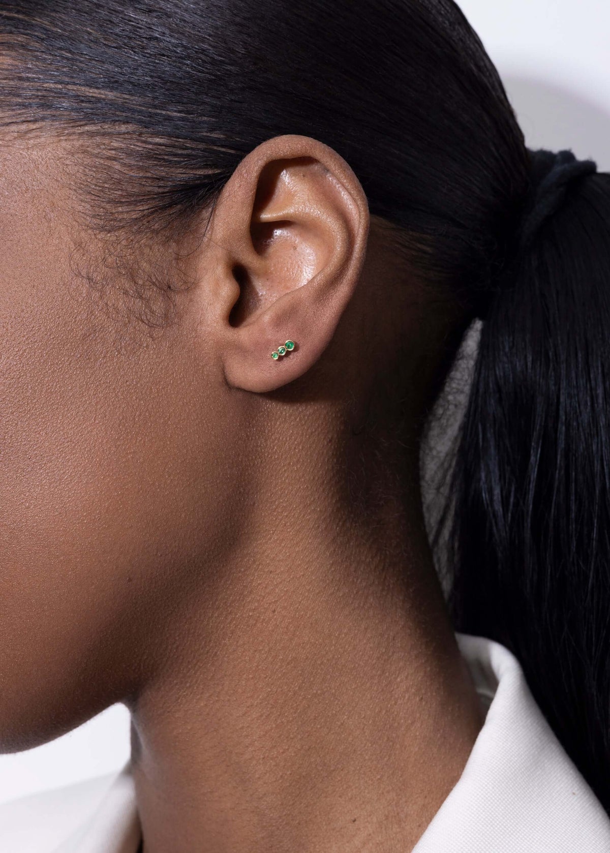 brincos de esmeralda 18k com tacha noun