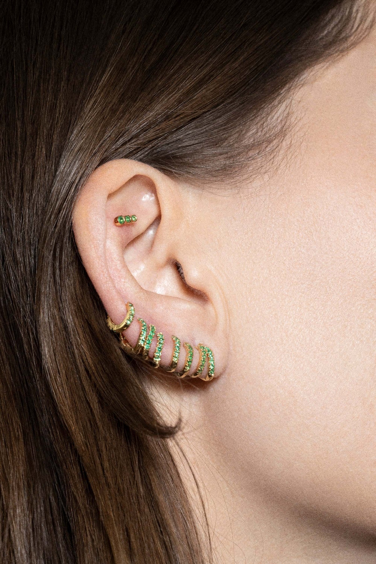 brincos de argola cate 5 mm em esmeralda 18k