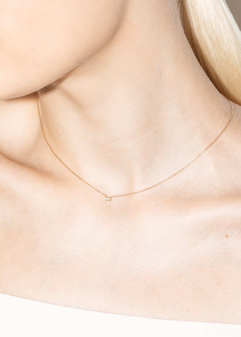 model wearing necklace starter 03 diamond