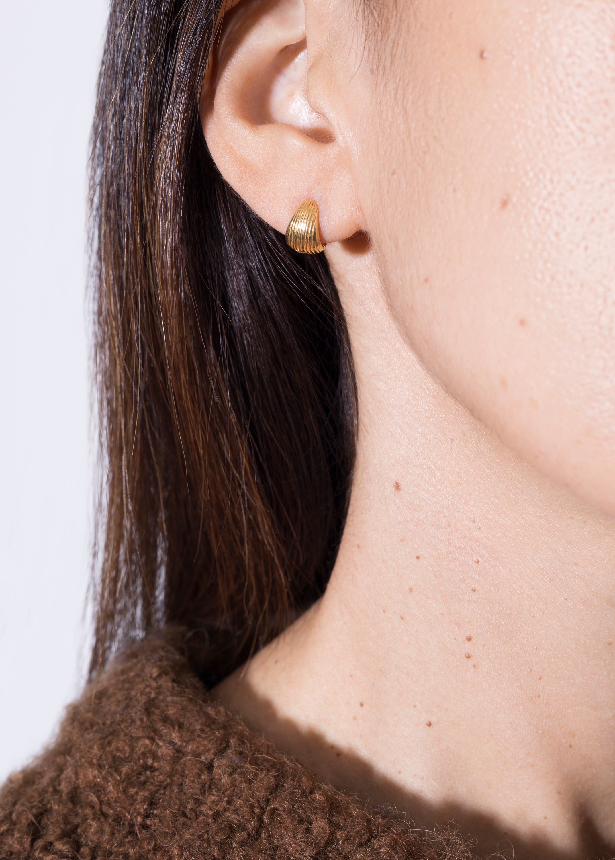model wearing tilly earrings in gold