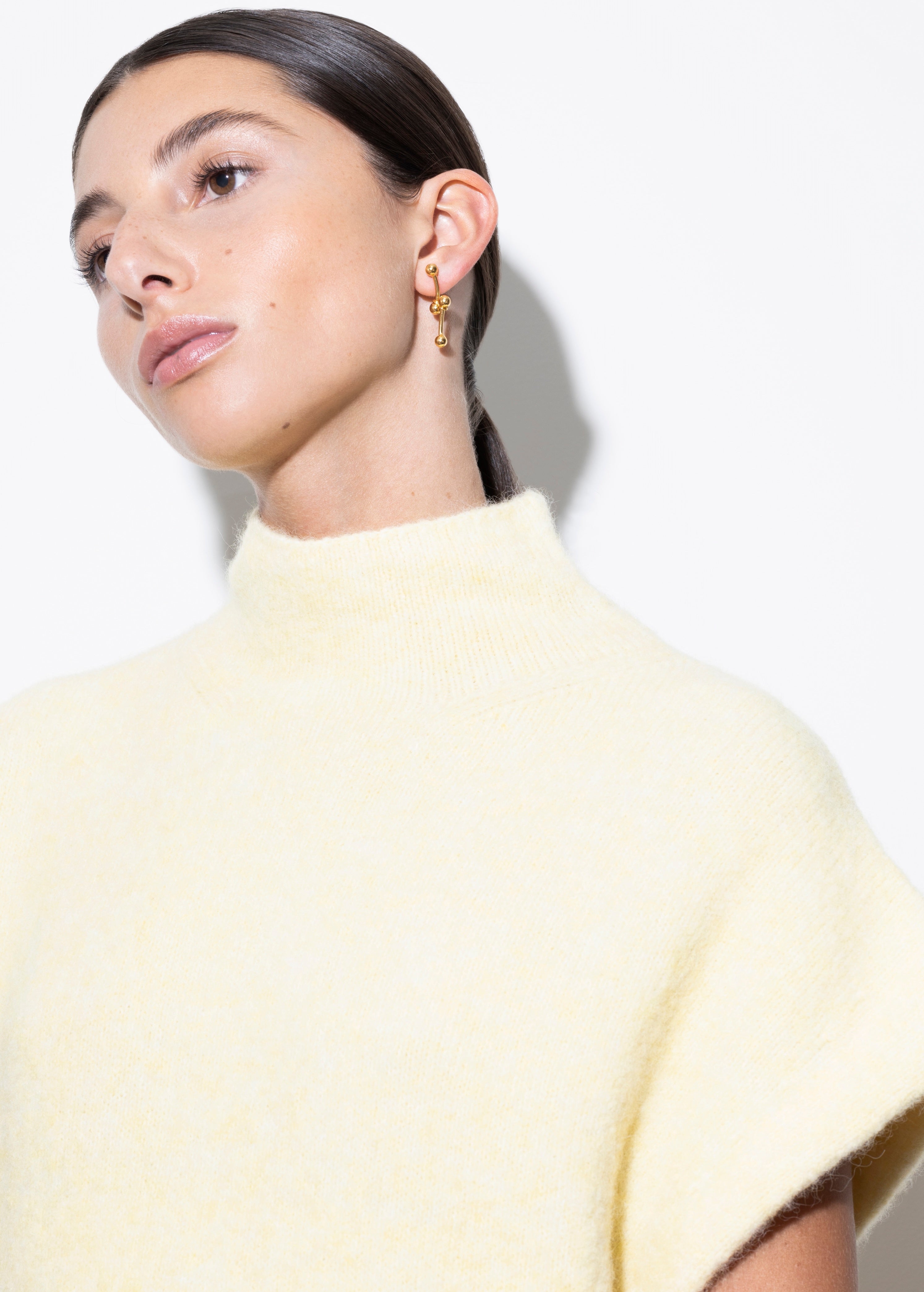 model wearing elin linked earrings in gold