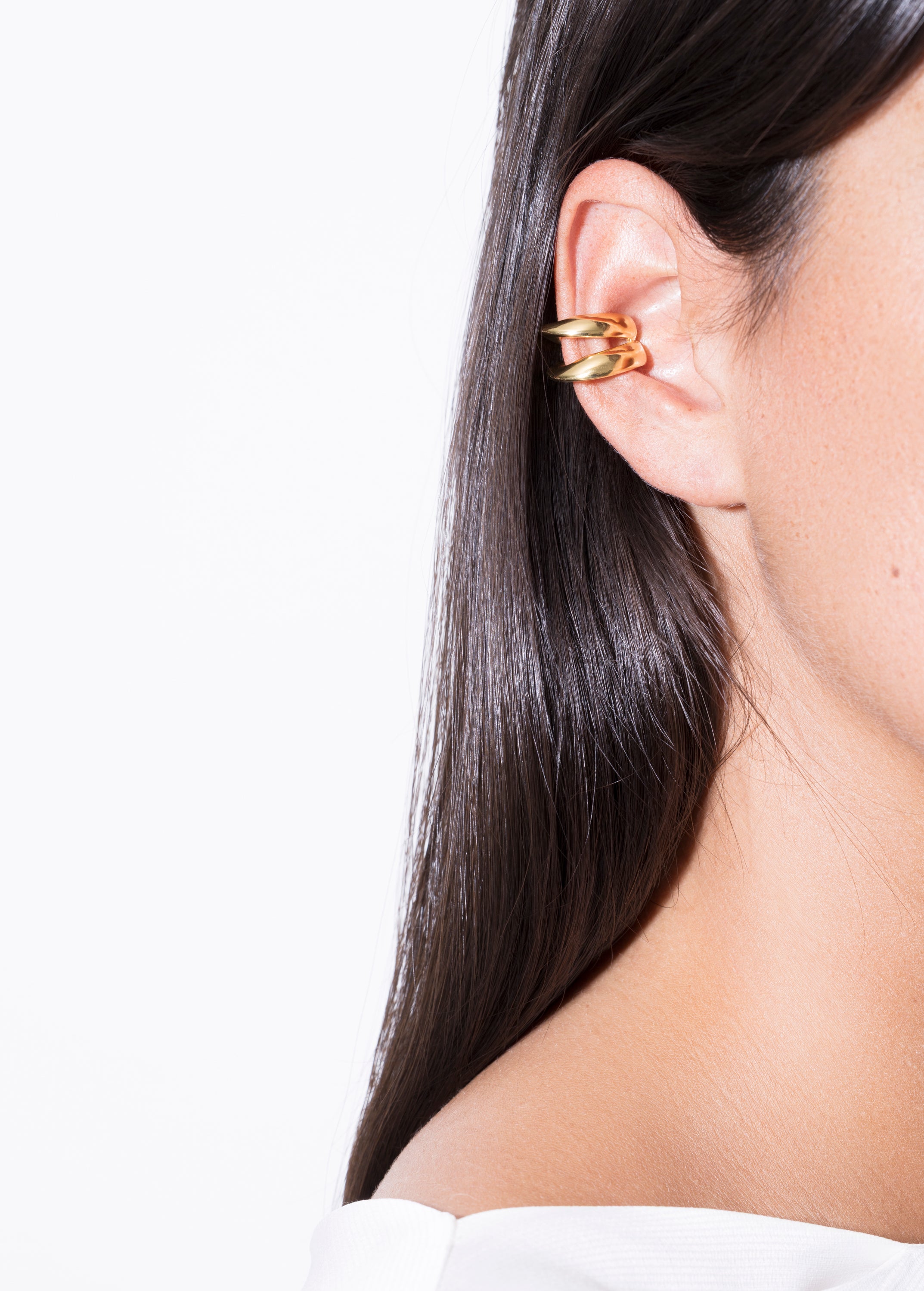 model wearing bella earcuff in gold