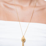 model wearing baidu necklace in gold