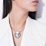 model wearing the chéri necklace in silver