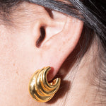daphne earrings gold model