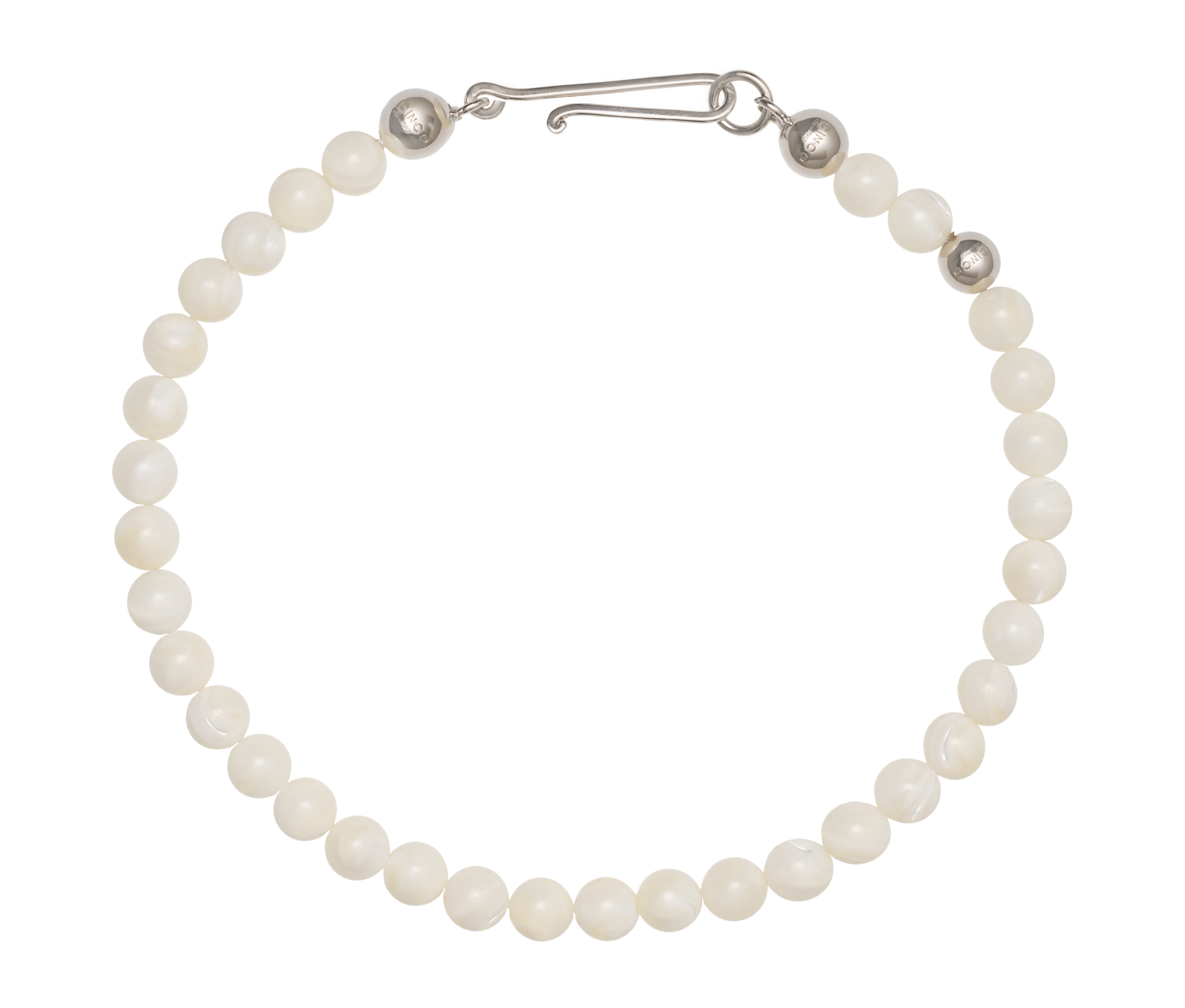 Colar de pérolas com fecho em prata sobre fundo branco