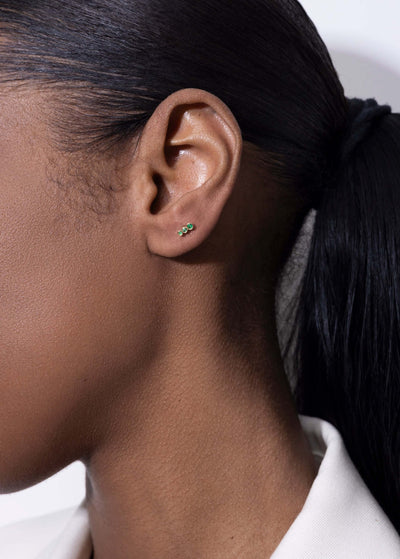 brincos de esmeralda 18k com tacha noun