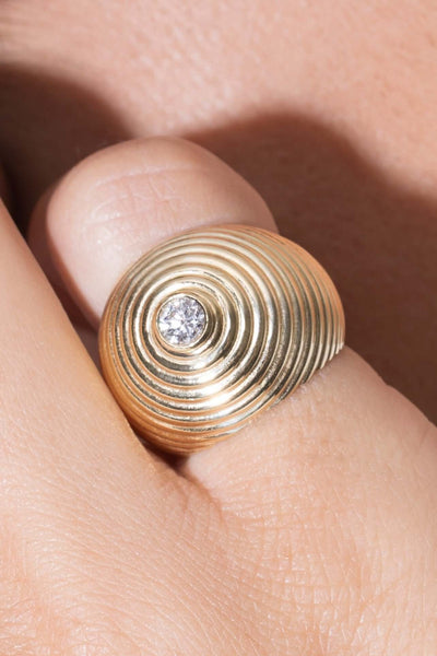anel de diamante 18k no dedo mindinho Anéis