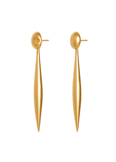 Brincos dourados com design longo, fino e em forma de lança sobre fundo branco