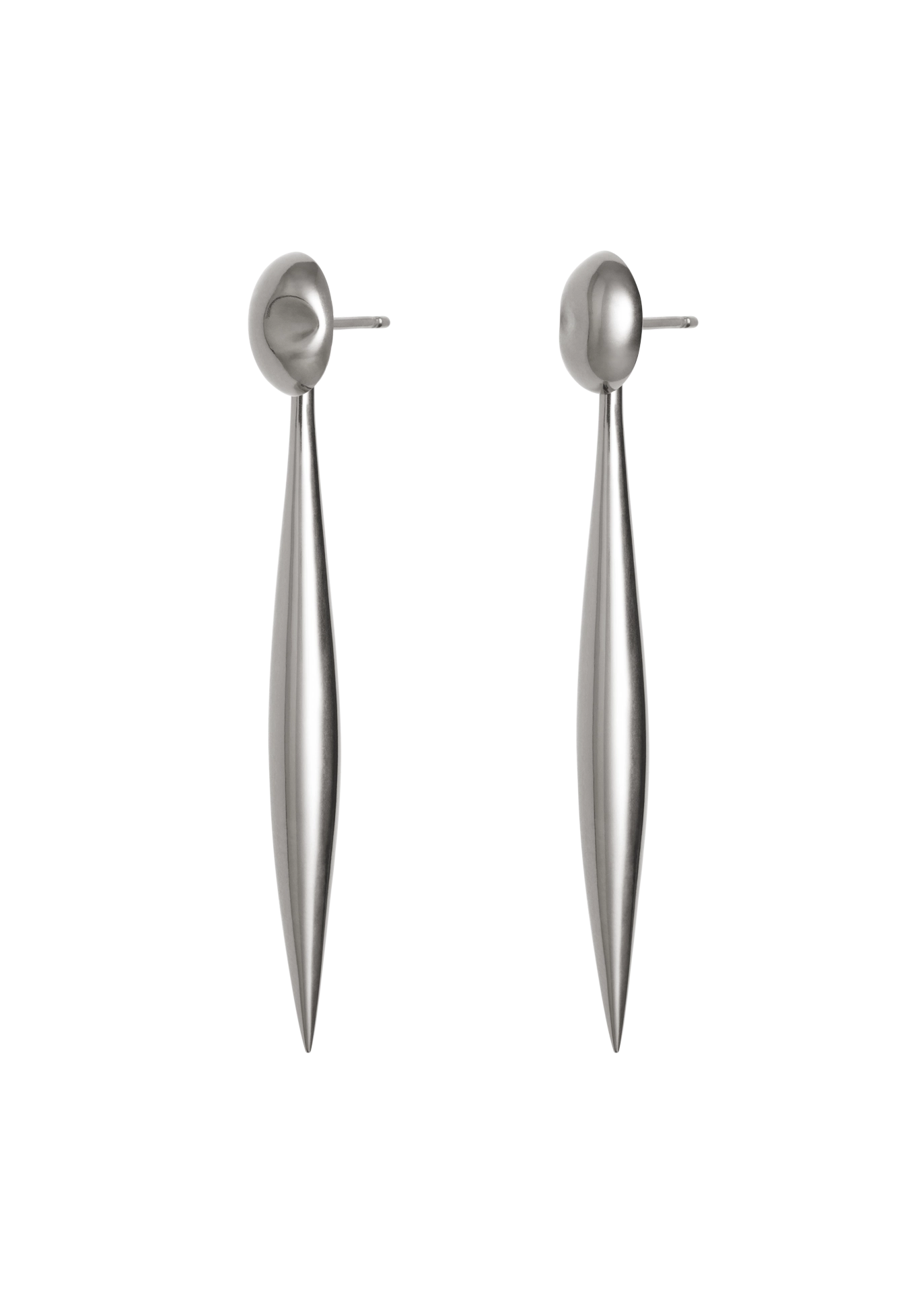Brincos de prata com design longo, fino e em forma de lança sobre fundo branco