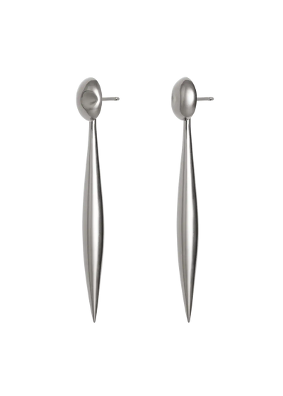 Brincos de prata com design longo, fino e em forma de lança sobre fundo branco